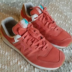 Salmon New Balance 574 Sneaks
